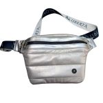 RIñONERA MUJER ECOCUERO CRUZADA URBANA CON CORREA REGULABLE ALASKA LIBERTA PLATA