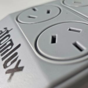 ESTABILIZADOR ATOMLUX R1000C 6 TOMAS CARGADOR USB+USB-C GRIS - Vista 6